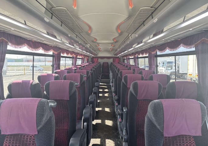 清潔感あるバス車内のシート列